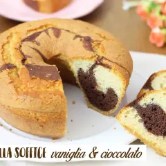 Ciambellone soffice alla vaniglia e cioccolato, con una fetta tagliata che mostra l'interno marmorizzato.