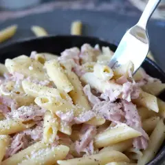 Penne cremose con prosciutto cotto e parmigiano, un piatto di pasta panna e prosciutto che invita a essere gustato.