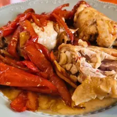 Piatto di pollo alla romana con peperoni rossi arrostiti, succulento e saporito.