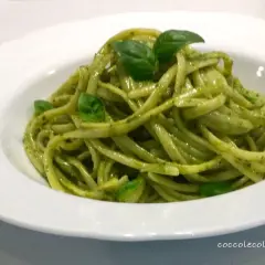 Un piatto invitante di linguine al pesto, condite con basilico fresco, pronte per essere gustate.