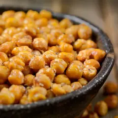 Ciotola piena di ceci tostati, croccanti e dorati. Attenzione, i ceci fanno ingrassare se consumati in grandi quantità!