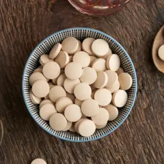 Un ciotola piena di cubetti di lievito di birra, pronti per essere mangiati.