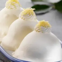 Tre dolci forme con panna e scorza di limone, una vera delizia al limone.