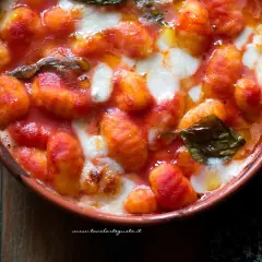 Gnocchi alla sorrentina fumanti in terracotta, con pomodoro filante e basilico fresco. Un abbraccio di sapori.