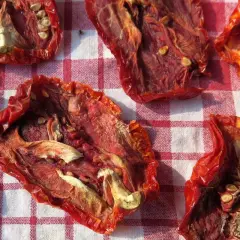 Pomodori secchi in busta: idee su come usarli per insaporire pasta, bruschette e insalate.