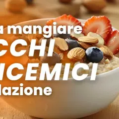 Cosa mangiare: picchi glicemici a colazione. Una ciotola di porridge con fragole, mirtilli e mandorle, esempi di colazione a basso indice glicemico.