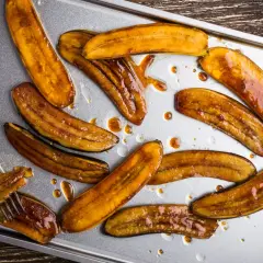 Banane mature caramellate su teglia, perfette per scoprire cosa fare con banane mature. Un dessert goloso e facile.