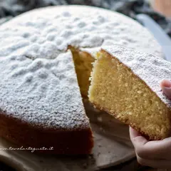 Una fetta di torta Margherita, soffice e cosparsa di zucchero a velo, pronta per essere gustata. La ricetta perfetta per un dolce casalingo.