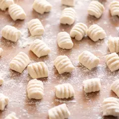 Gnocchi di ricotta freschi, pronti per essere cotti e gustati.