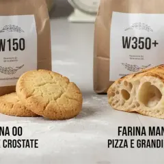 Due sacchi di diversi tipi di farina: W150 per biscotti e crostate, W350+ per pizza e grandi lievitati.