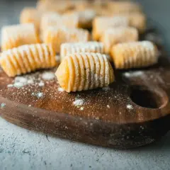 Gnocchi di patate ricetta della nonna pronti per essere cucinati. Morbidi e rigati, un classico intramontabile.