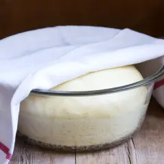 Impasto lievitato in ciotola, coperto da un canovaccio. Forse è stato usato bicarbonato al posto del lievito per questa lievitazione.