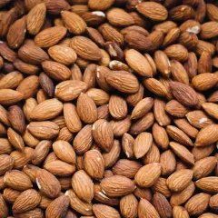 Un mucchio di mandorle, un alimento salutare ma attenzione, le mandorle fanno ingrassare se consumate in eccesso.