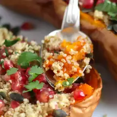 Zucca ripiena di quinoa, melograno e semi di zucca. Un modo gustoso per imparare come cuocere la quinoa.