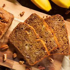 Fetta di banana bread light con noci e banane fresche.
