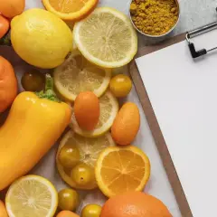 Agrumi, peperoni gialli e arancioni, pomodorini e curcuma in polvere. Quale alimento contiene più vitamina C?