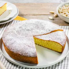 Torta soffice con farina di mandorle, spolverata di zucchero a velo, pronta per essere gustata.