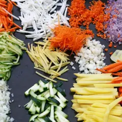 Carote, zucchine, cipolle, patate e zenzero tagliati in vari modi, pronti per preparare gustose ricette. Ecco quali sono le verdure!