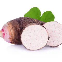 Un tubero comune nella cucina asiatica, con la sua buccia scura e la polpa bianca maculata di rosa, pronto per essere trasformato in deliziose pietanze.