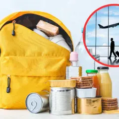 Zestaw jedzenia w puszce i butelkach obok żółtego plecaka. W tle widać pasażera z walizką i samolot startujący z lotniska. Si può portare cibo in aereo.