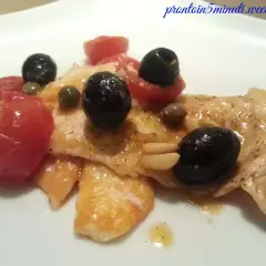 Petto di pollo cotto con pomodorini, olive nere, capperi e pinoli. Un modo diverso per preparare il petto di pollo.