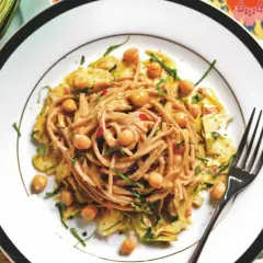 Pasta con carciofi e ceci, un piatto che profuma di casa, ispirato alla cucina di Cannavacciuolo.