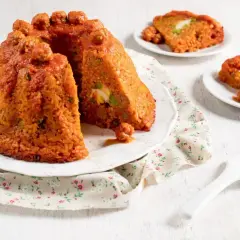 Sartu di riso, un tortino di riso rosso con polpettine e uova sode, servito su un piatto con tovagliolo fiorato.