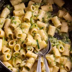 Rigatoni cremosi con zucchine grattugiate, un piatto semplice e gustoso.