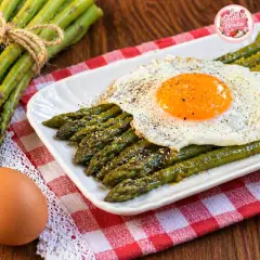 Asparagi alla Bismarck con uovo fritto e pepe nero. Un piatto semplice e gustoso, perfetto per un pranzo veloce.
