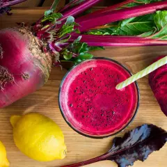 Succo di barbabietola rossa, limoni e barbabietole intere e affettate. Scopri le incredibili proprietà della barbabietola rossa per un pieno di benessere.