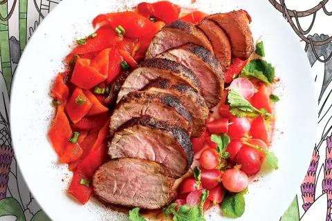 Fette di maiale, carne bianca o rossa, servite con peperoni rossi e ravanelli.