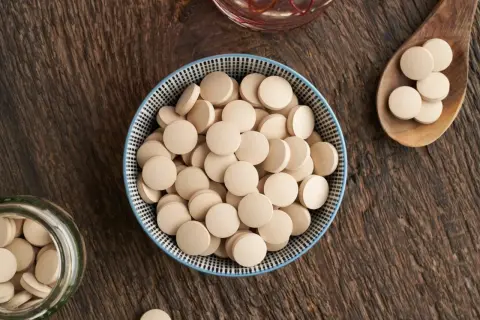 Un ciotola piena di cubetti di lievito di birra, pronti per essere mangiati.