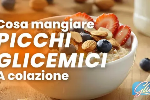 Cosa mangiare: picchi glicemici a colazione. Una ciotola di porridge con fragole, mirtilli e mandorle, esempi di colazione a basso indice glicemico.