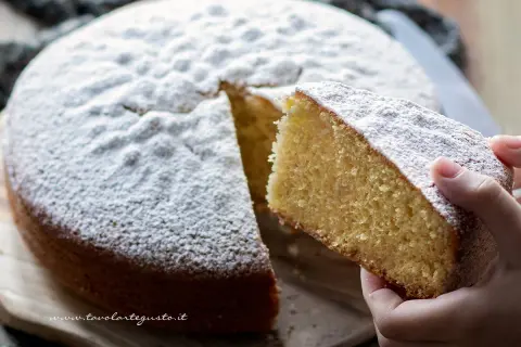 Una fetta di torta Margherita, soffice e cosparsa di zucchero a velo, pronta per essere gustata. La ricetta perfetta per un dolce casalingo.