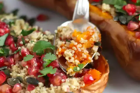 Zucca ripiena di quinoa, melograno e semi di zucca. Un modo gustoso per imparare come cuocere la quinoa.