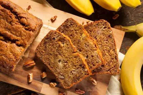 Fetta di banana bread light con noci e banane fresche.