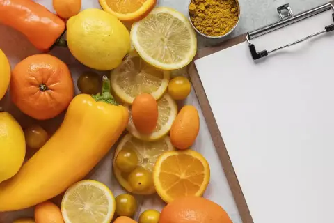 Agrumi, peperoni gialli e arancioni, pomodorini e curcuma in polvere. Quale alimento contiene più vitamina C?