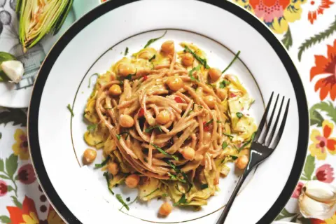 Pasta con carciofi e ceci, un piatto che profuma di casa, ispirato alla cucina di Cannavacciuolo.