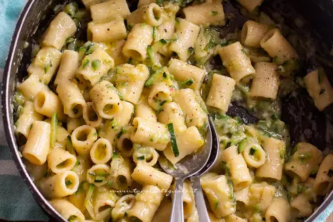 Rigatoni cremosi con zucchine grattugiate, un piatto semplice e gustoso.