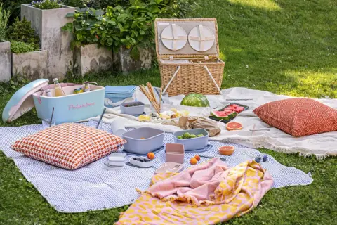 Picnic con tanti cibi con la m: melone, macedonia, mandarini, mirtilli e molto altro.