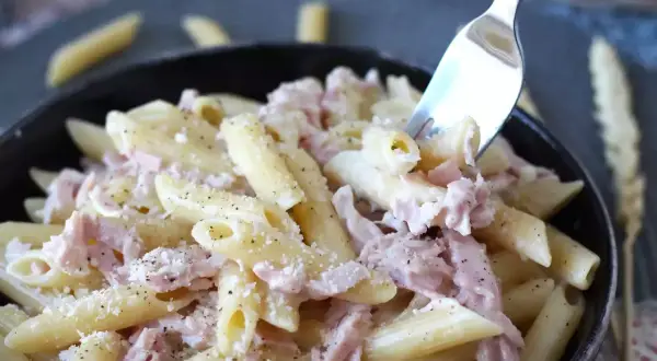 Penne cremose con prosciutto cotto e parmigiano, un piatto di pasta panna e prosciutto che invita a essere gustato.