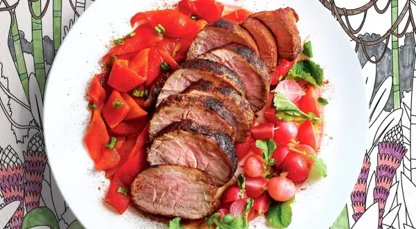 Fette di maiale, carne bianca o rossa, servite con peperoni rossi e ravanelli.
