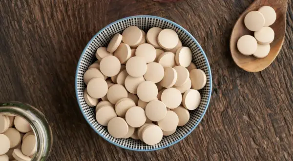 Un ciotola piena di cubetti di lievito di birra, pronti per essere mangiati.