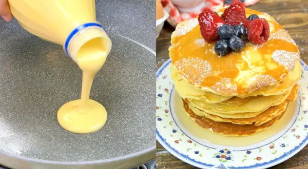 Impasto per pancake versato in padella e una pila di pancake dorati guarniti con frutti di bosco e sciroppo.