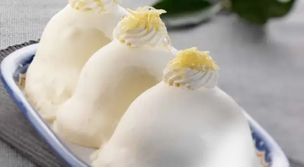 Tre dolci forme con panna e scorza di limone, una vera delizia al limone.
