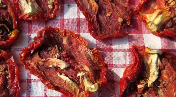 Pomodori secchi in busta: idee su come usarli per insaporire pasta, bruschette e insalate.