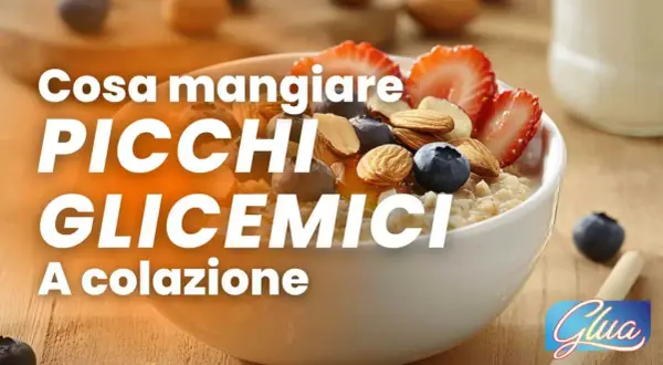 Cosa mangiare: picchi glicemici a colazione. Una ciotola di porridge con fragole, mirtilli e mandorle, esempi di colazione a basso indice glicemico.
