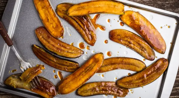 Banane mature caramellate su teglia, perfette per scoprire cosa fare con banane mature. Un dessert goloso e facile.