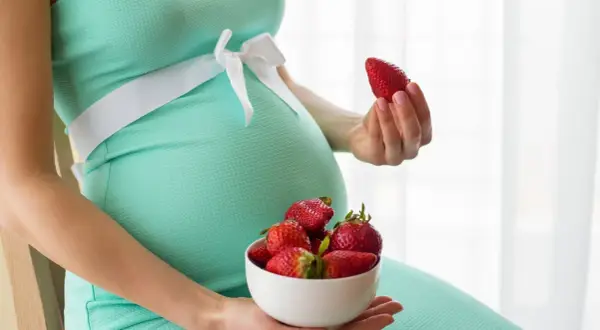 Pancione con fragole, un dolce desiderio in gravidanza.
