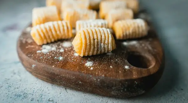 Gnocchi di patate ricetta della nonna pronti per essere cucinati. Morbidi e rigati, un classico intramontabile.